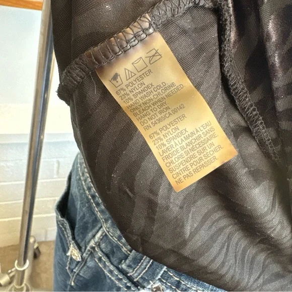 Black Zebra Print Off-Shoulder Top - Picture 6 of 7